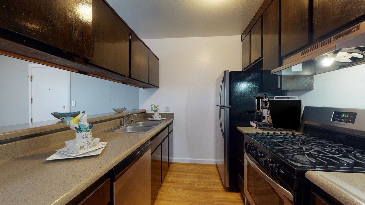 Executive House Apartments in Van Nuys, CA - Building Photo