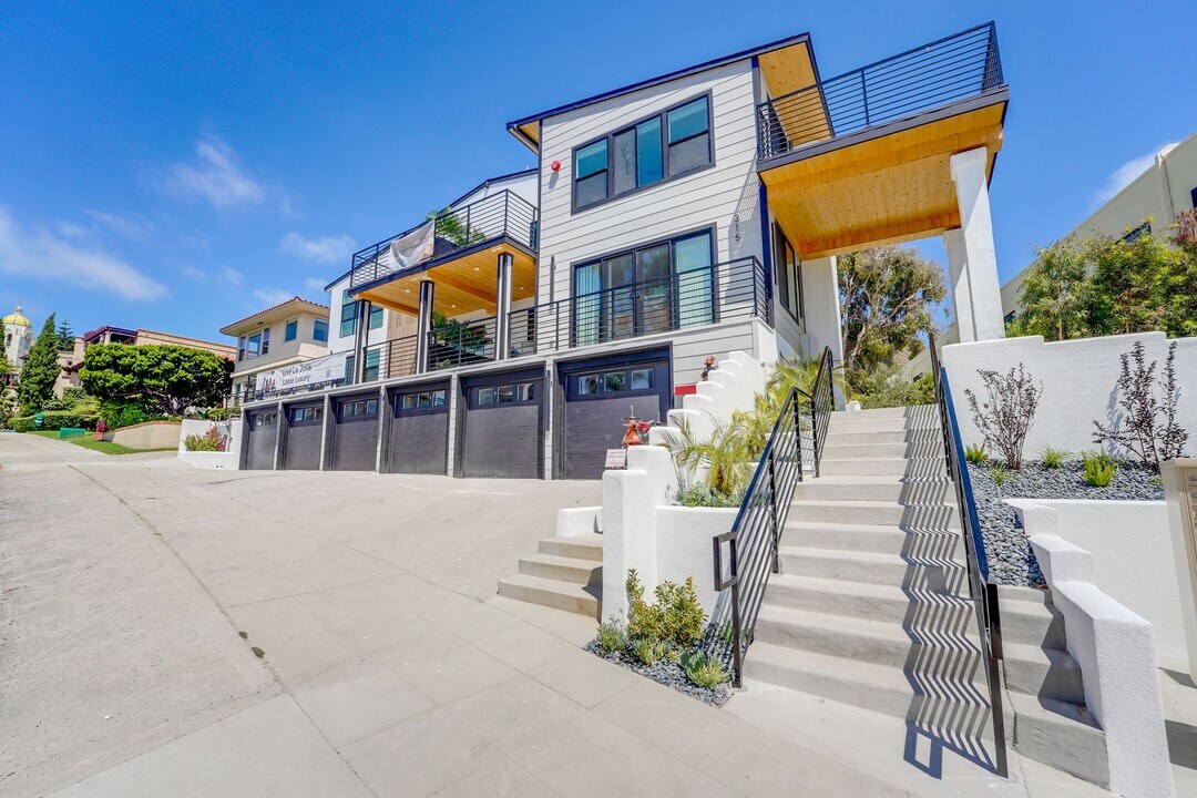 Oceans 315 in La Jolla, CA - Building Photo