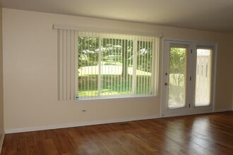 210 Crestview Dr in Wauconda, IL - Building Photo - Building Photo