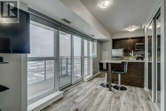 215 Queen St E in Brampton, ON - Building Photo - Building Photo