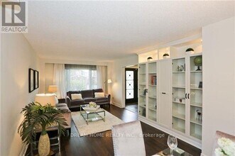 2425 Carlanne Pl in Mississauga, ON - Building Photo - Building Photo