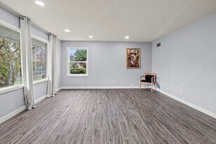 7331 SW Oak St in Portland, OR - Building Photo