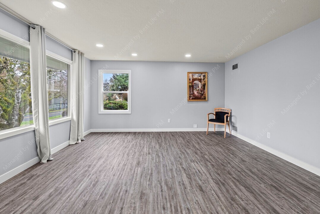 7331 SW Oak St in Portland, OR - Building Photo