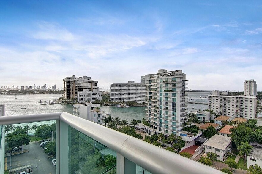 1500 Bay Rd, Unit M-1620 in Miami Beach, FL - Building Photo