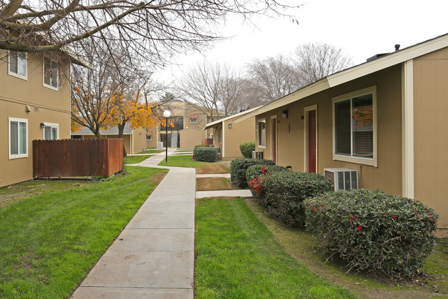 Carolyn Apartments in Corcoran, CA - Foto de edificio - Building Photo