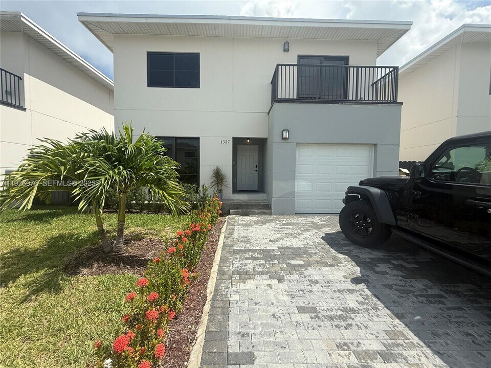 1327 NW 2nd Ln in Florida City, FL - Building Photo