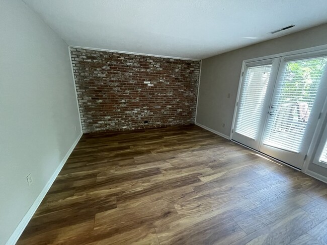 606 Oak Tree Dr in Chapel Hill, NC - Building Photo - Building Photo