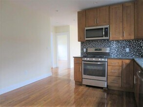 7 Bonner Ave, Unit 2 in Medford, MA - Foto de edificio - Building Photo