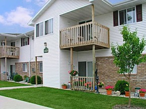 BREEZEWOOD APARTMENTS in Neenah, WI - Foto de edificio - Building Photo