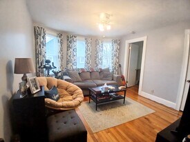 9 Pitman Ave, Unit 1 in Wakefield, MA - Building Photo