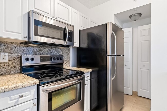 17150 N Bay Rd in Sunny Isles Beach, FL - Foto de edificio - Building Photo