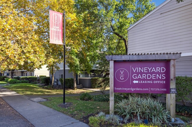 Vineyard Gardens in Santa Rosa, CA - Foto de edificio - Building Photo