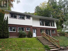 121 Gilwood Park Dr in Penetanguishene, ON - Building Photo