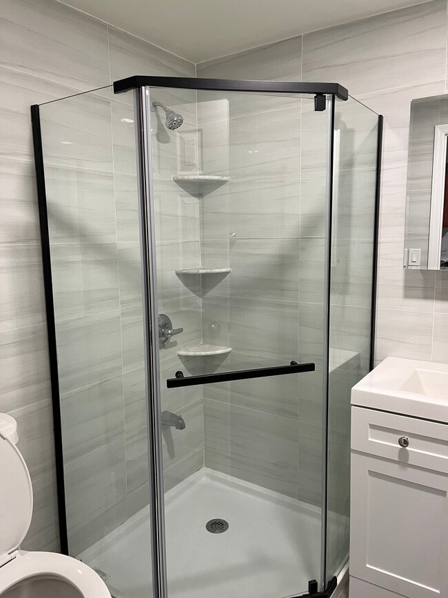 7909 57th Ave in Elmhurst, NY - Foto de edificio - Building Photo