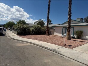 6158 Woodbury Ave in Las Vegas, NV - Building Photo - Building Photo