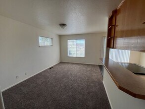 4152 Glacier View Dr in Springfield, OR - Building Photo - Building Photo