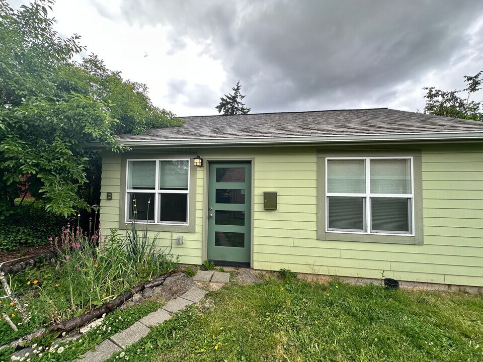 9415 N Fairhaven Ave, Unit B in Portland, OR - Building Photo