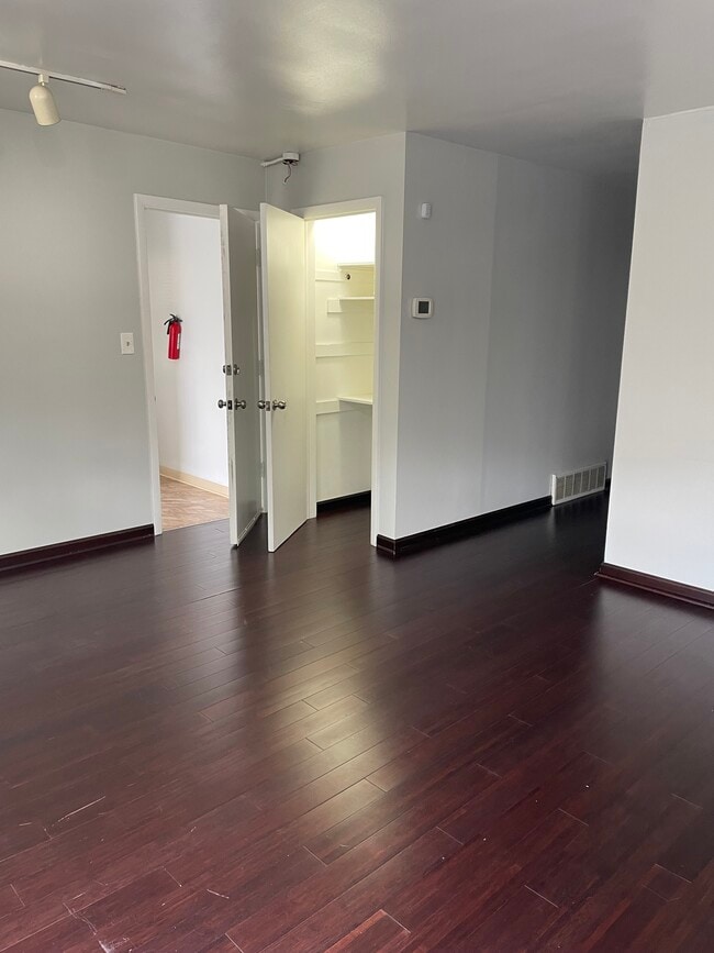 6107 N Mozart St, Unit 2nd in Chicago, IL - Building Photo - Building Photo