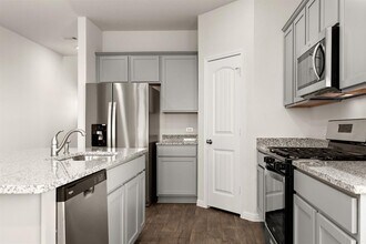 452 Town Lk Bnd in Kyle, TX - Building Photo - Building Photo
