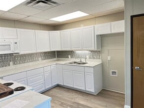 5259 Fm 156 in Krum, TX - Foto de edificio - Building Photo