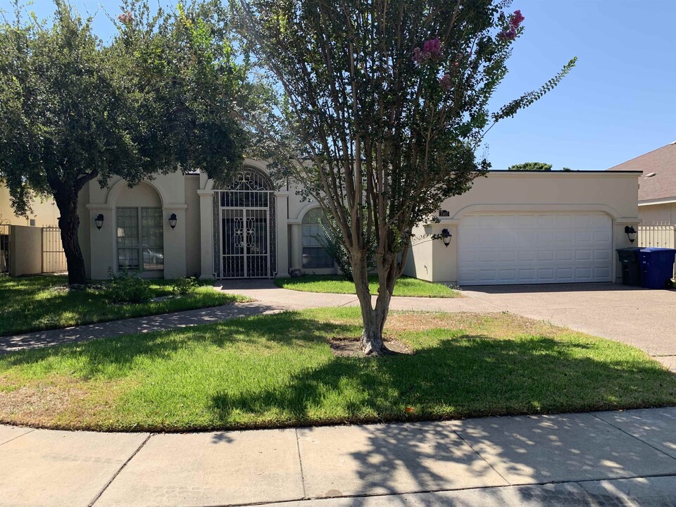 2407 Williams Ct in Laredo, TX - Building Photo