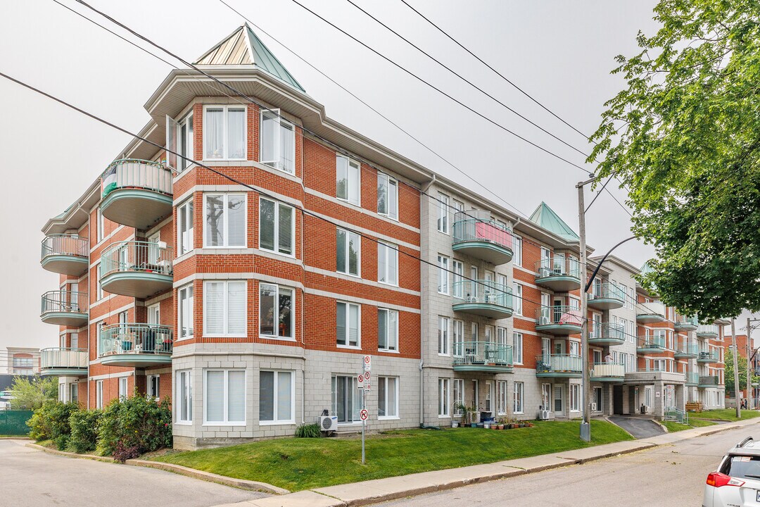 398 Ouimet Rue in St. Laurent, QC - Building Photo