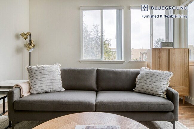 5710 Crescent Park E, Unit FL3-ID991 in Los Angeles, CA - Building Photo - Building Photo