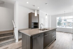 15014-15094 94 Ave NW in Edmonton, AB - Building Photo