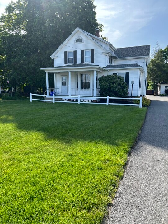 652 Newport Ave in Attleboro, MA - Building Photo
