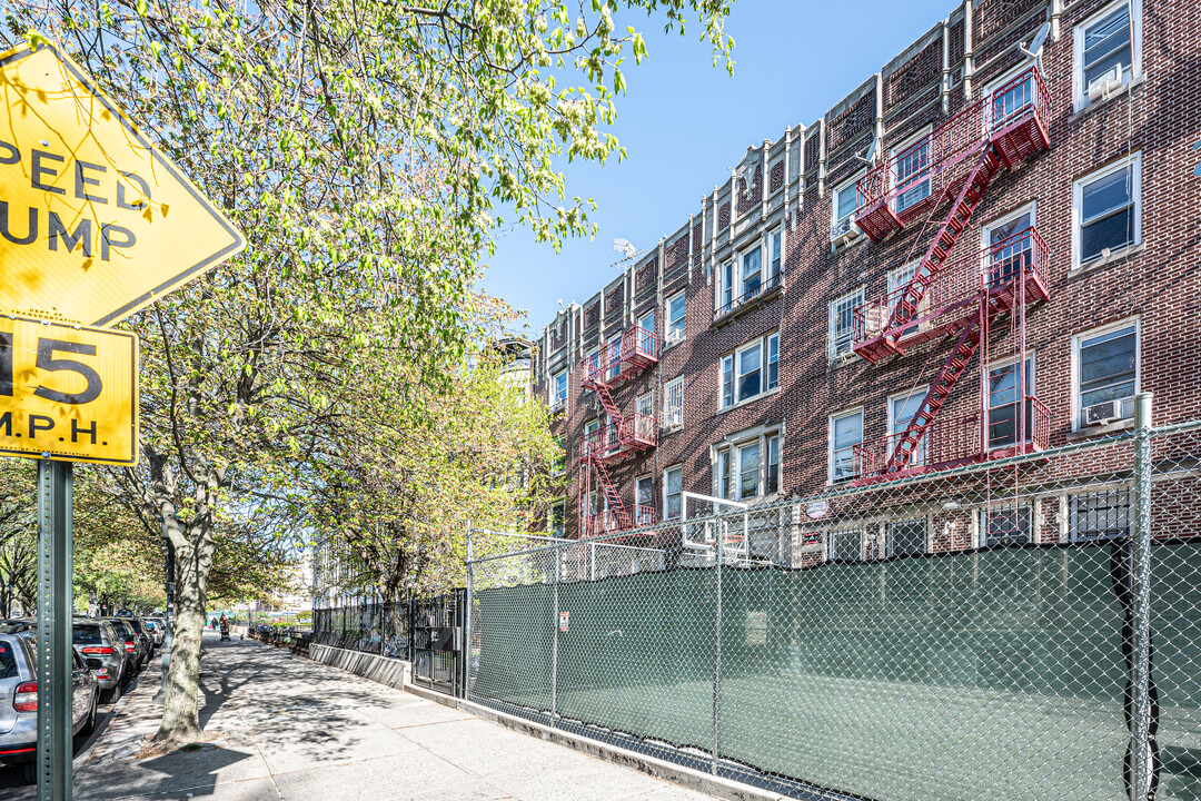 639 Eastern Pky in Brooklyn, NY - Building Photo