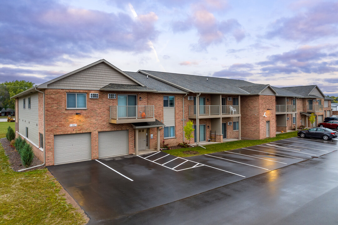 Village Creek Estates in Green Bay, WI - Foto de edificio