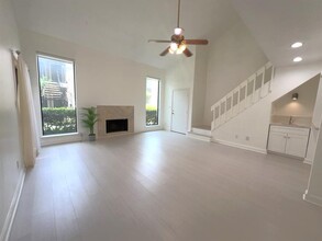 8100 Cambridge St in Houston, TX - Building Photo - Building Photo