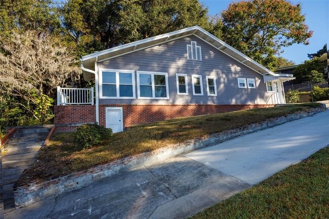 2119 E Crooked Lake Dr in Eustis, FL - Building Photo - Building Photo