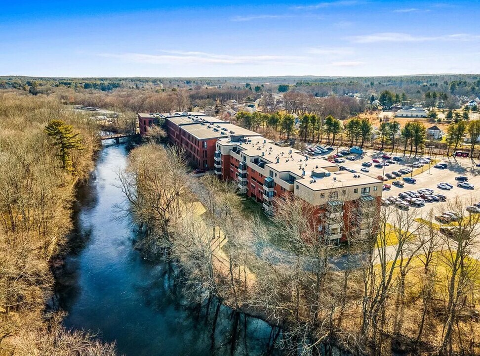 96 Old Colony Ave, Unit 319 in East Taunton, MA - Foto de edificio