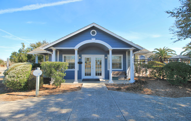 Shadow Creek Apartments in Converse, TX - Foto de edificio - Building Photo