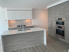 680 Quayside Dr in New Westminster, BC - Building Photo