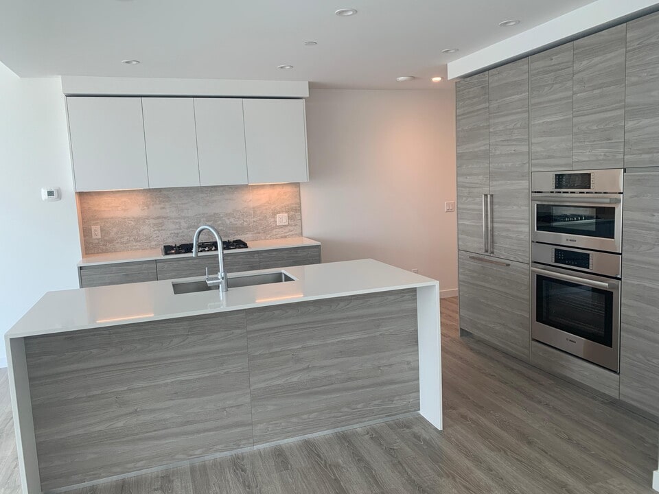 680 Quayside Dr in New Westminster, BC - Building Photo