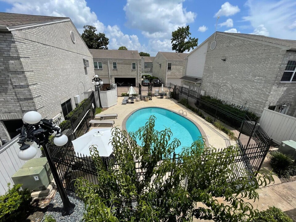 3800 Tanglewilde St in Houston, TX - Building Photo