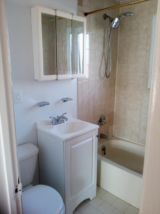 12917 Harry Douglass Way, Unit 1 in Jamaica, NY - Foto de edificio