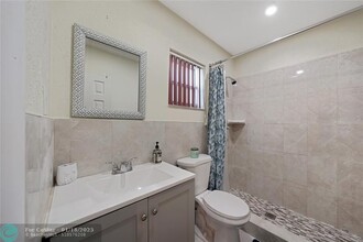 8453 Southampton Dr in Miramar, FL - Building Photo - Building Photo