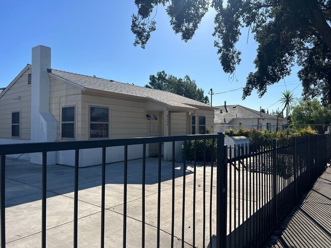 8206 Wheatland Ave in Los Angeles, CA - Building Photo - Building Photo