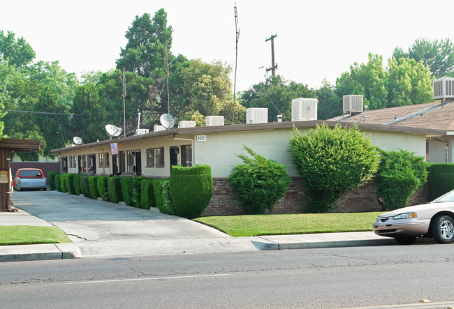 3009-3031 E Clinton Ave in Fresno, CA - Building Photo - Building Photo