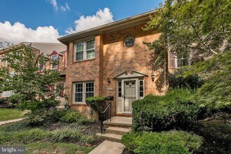 7603 Heatherton Ln in Potomac, MD - Foto de edificio - Building Photo