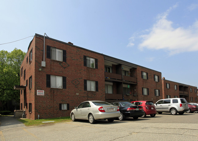 Celeste Apartments in Reading, MA - Foto de edificio - Building Photo