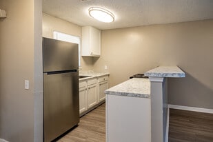 Caroline Village in Jacksonville, FL - Building Photo