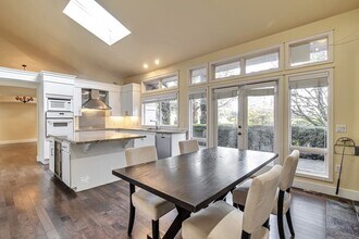 7622 NE 14th St in Medina, WA - Building Photo - Building Photo