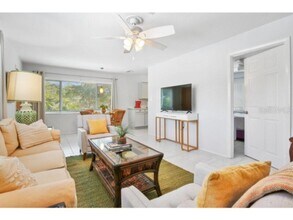 422 Julia Pl in Sarasota, FL - Building Photo - Building Photo