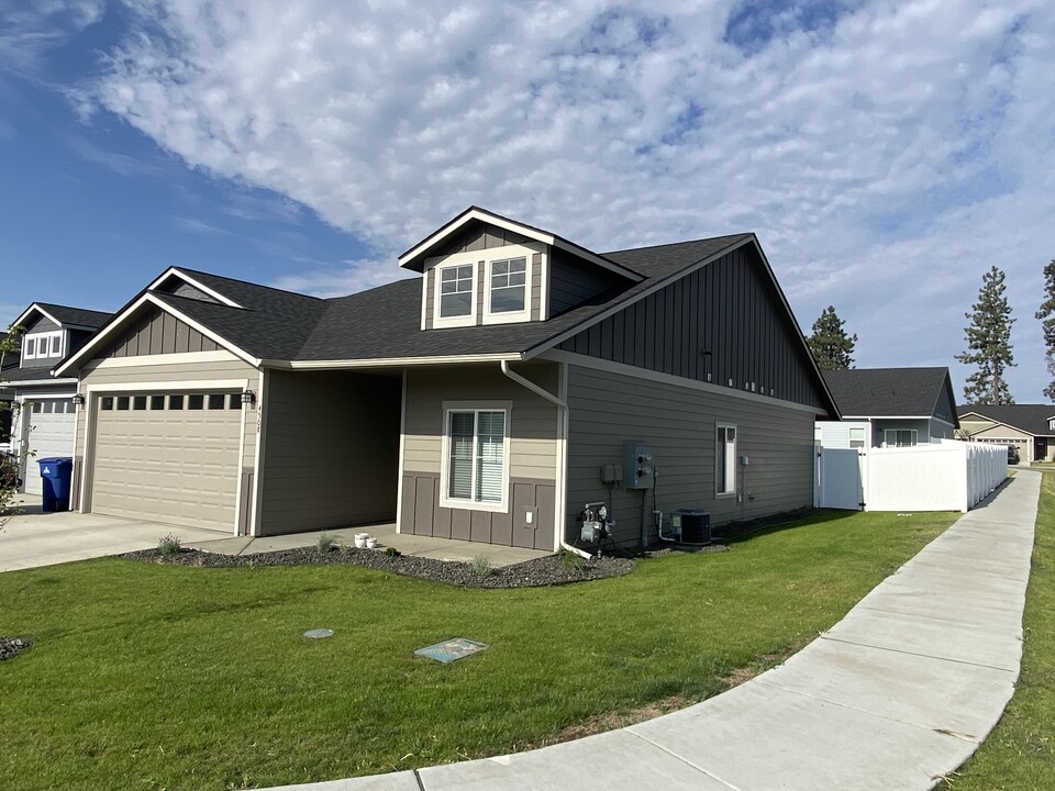 West Meadows Villas in Spokane, WA - Foto de edificio