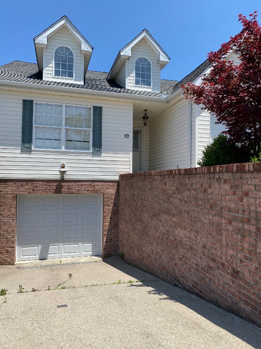 10 Piney Way in Barboursville, WV - Foto de edificio