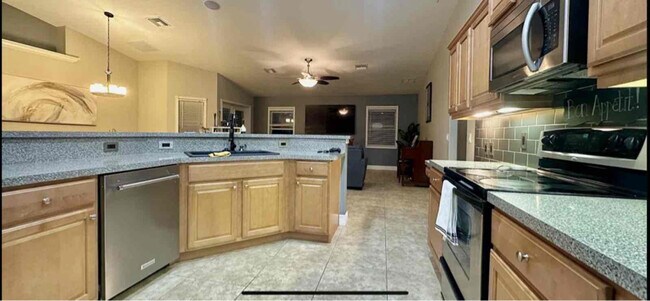 743 SW McCoy Ave in Port St. Lucie, FL - Foto de edificio - Building Photo